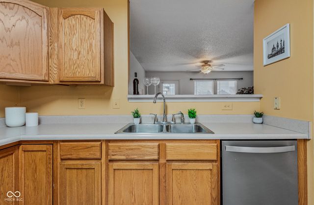 687 Hickory Pine Drive, New Whiteland, IN 46184