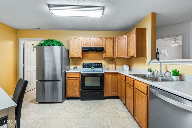 687 Hickory Pine Drive, New Whiteland, IN 46184