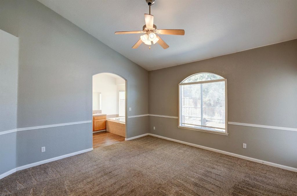 Image 11 of property listing at 4666 W Oswego Avenue, Fresno, CA 93722