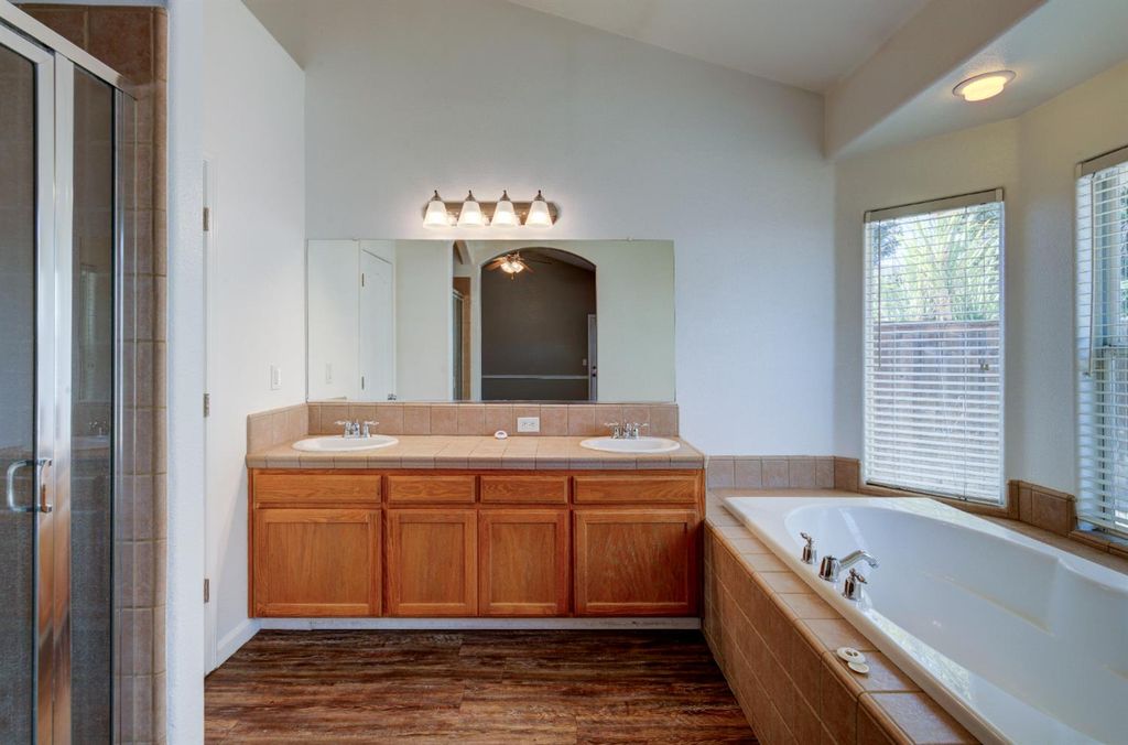 Image 12 of property listing at 4666 W Oswego Avenue, Fresno, CA 93722