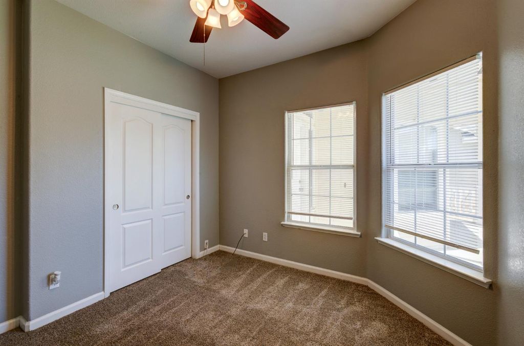 Image 14 of property listing at 4666 W Oswego Avenue, Fresno, CA 93722