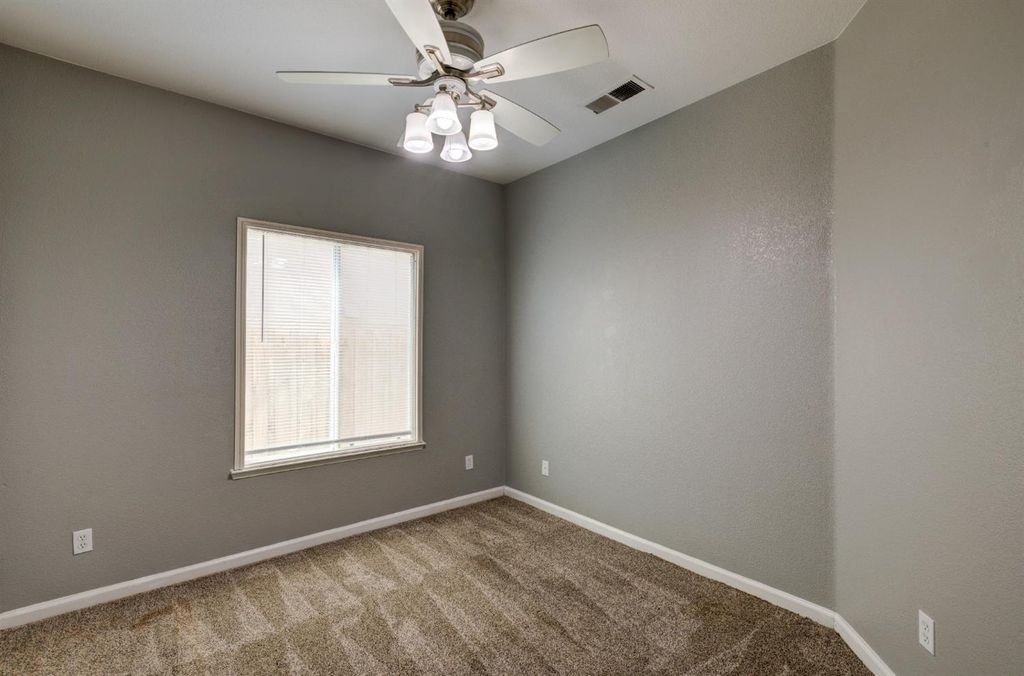 Image 15 of property listing at 4666 W Oswego Avenue, Fresno, CA 93722