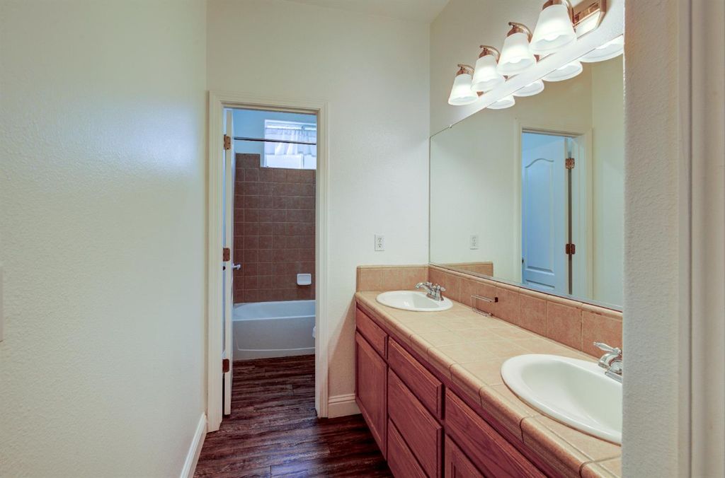 Image 17 of property listing at 4666 W Oswego Avenue, Fresno, CA 93722