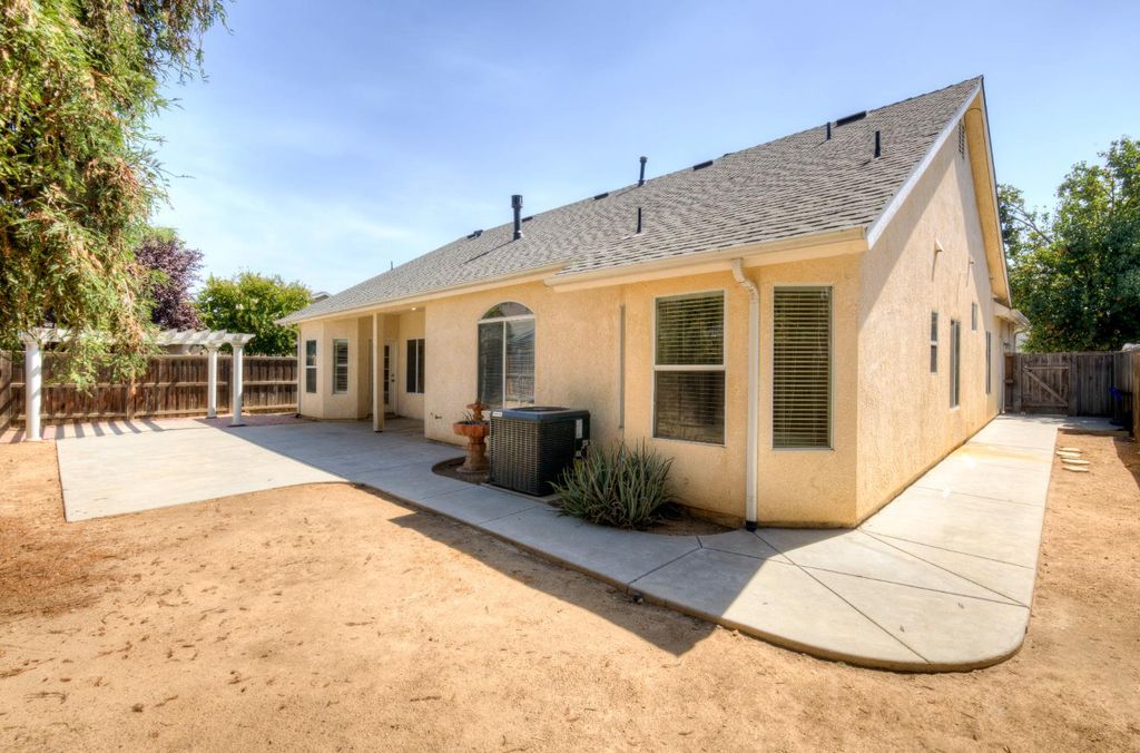 Image 19 of property listing at 4666 W Oswego Avenue, Fresno, CA 93722