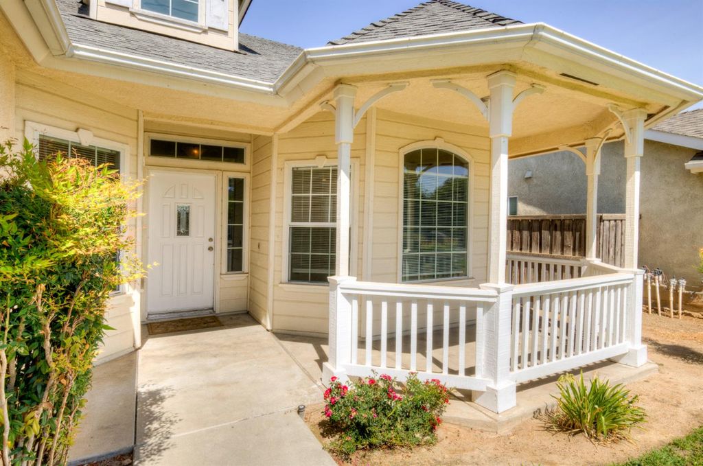 Image 2 of property listing at 4666 W Oswego Avenue, Fresno, CA 93722