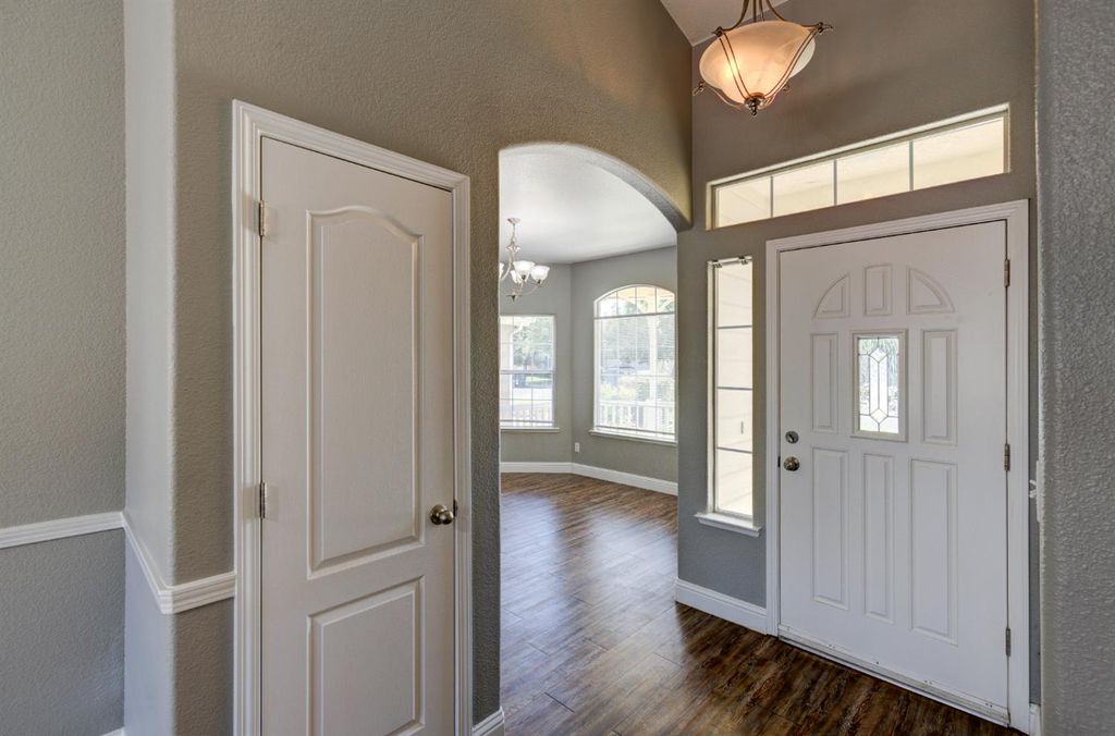 Image 3 of property listing at 4666 W Oswego Avenue, Fresno, CA 93722