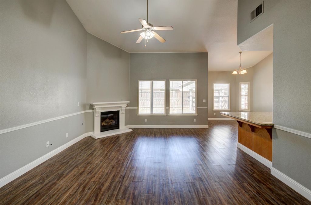 Image 4 of property listing at 4666 W Oswego Avenue, Fresno, CA 93722