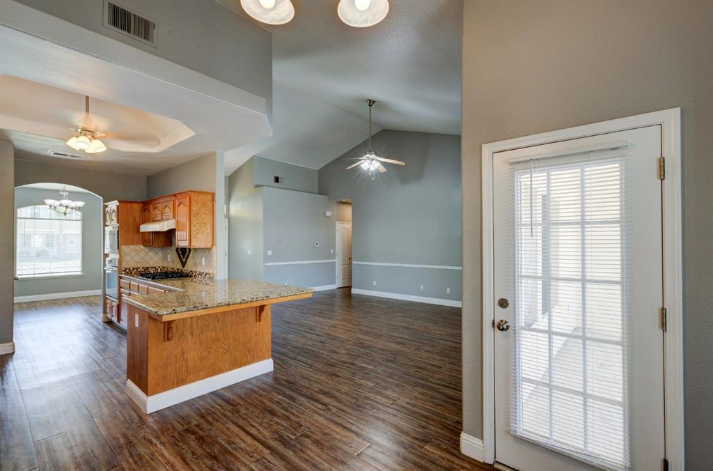 Image 7 of property listing at 4666 W Oswego Avenue, Fresno, CA 93722