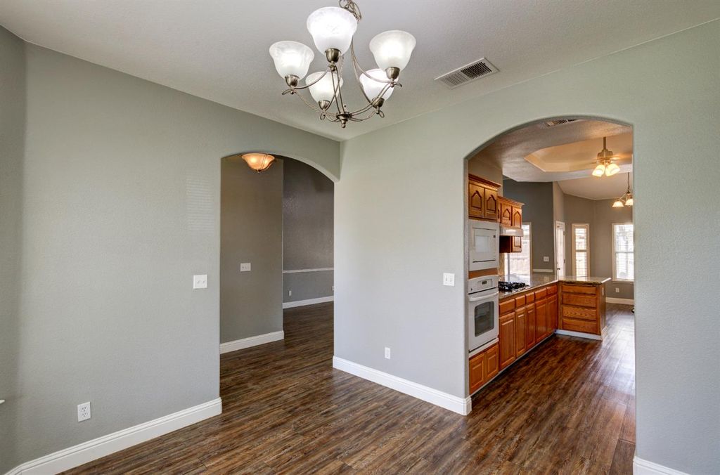 Image 9 of property listing at 4666 W Oswego Avenue, Fresno, CA 93722