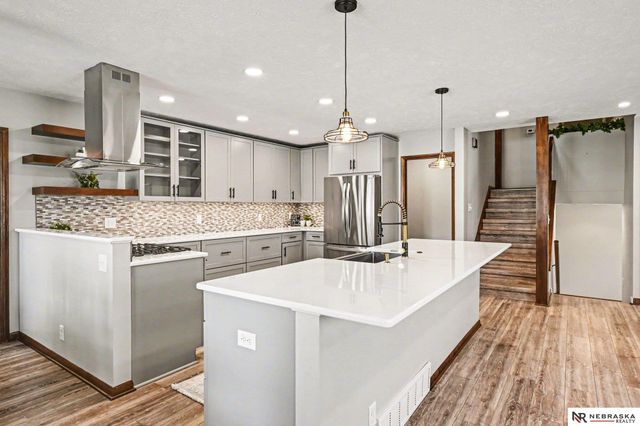 5603 Oak Hills Drive, Omaha, NE 68137