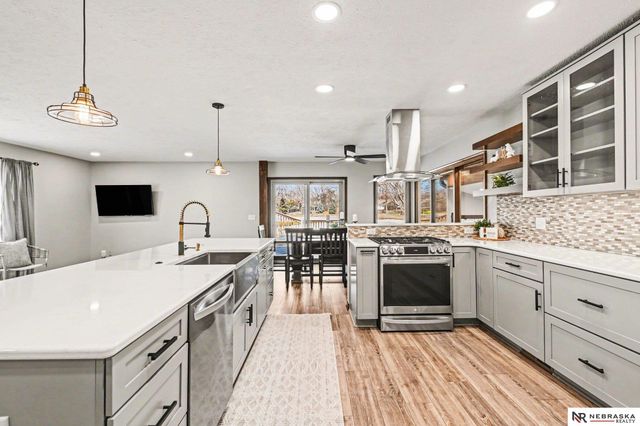 5603 Oak Hills Drive, Omaha, NE 68137