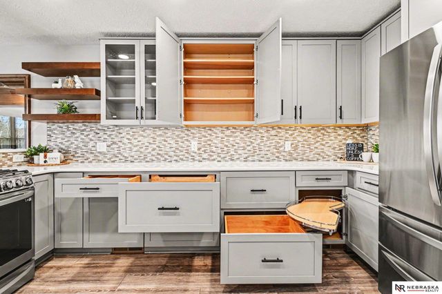 5603 Oak Hills Drive, Omaha, NE 68137