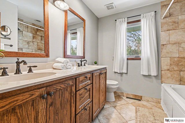 5603 Oak Hills Drive, Omaha, NE 68137