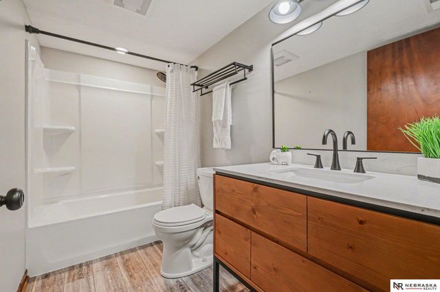 5603 Oak Hills Drive, Omaha, NE 68137