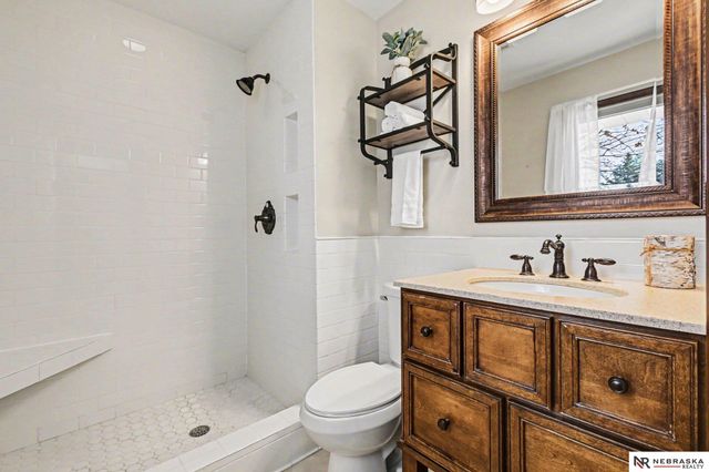 5603 Oak Hills Drive, Omaha, NE 68137