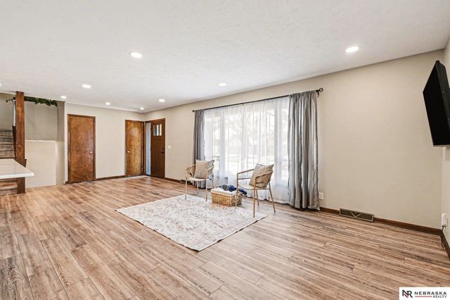 5603 Oak Hills Drive, Omaha, NE 68137