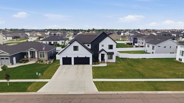 2651 Golden Lane S, Fargo, ND 58104