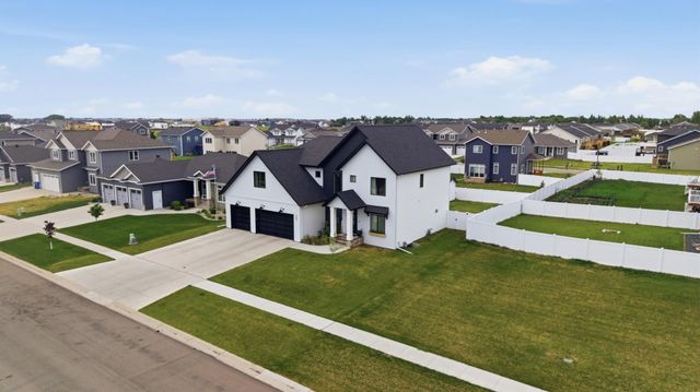 2651 Golden Lane S, Fargo, ND 58104