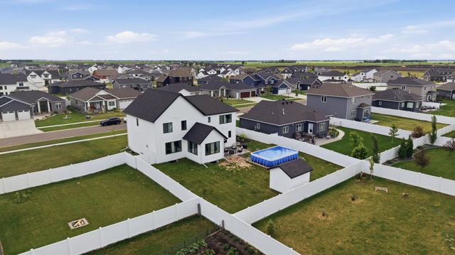 2651 Golden Lane S, Fargo, ND 58104