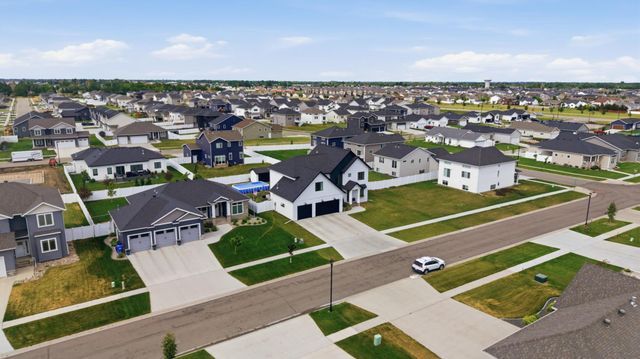 2651 Golden Lane S, Fargo, ND 58104