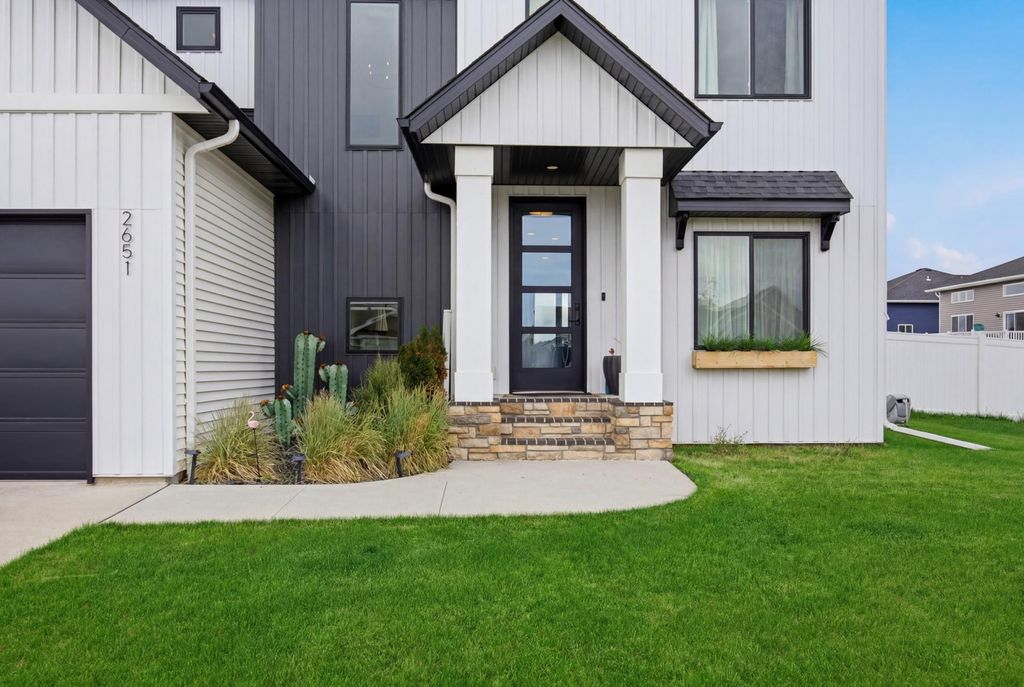 2651 Golden Lane S, Fargo, ND 58104