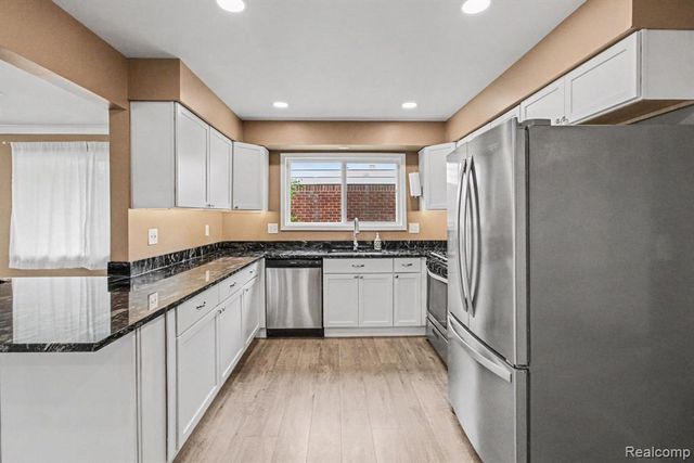 2177 Alexander Drive, Troy, MI 48083
