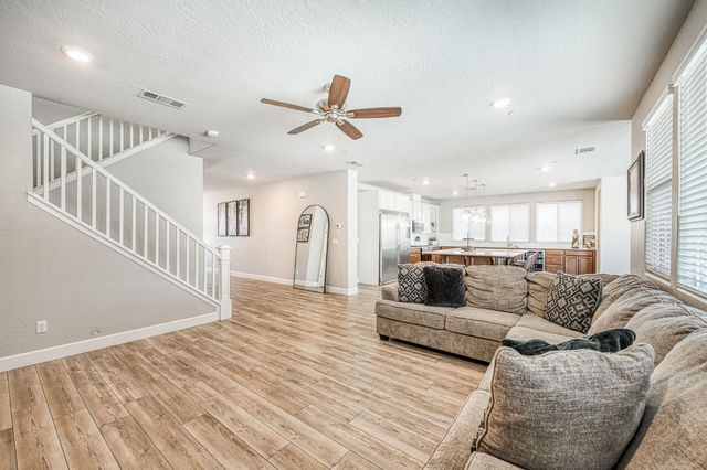 697 Expedition Way, Madera, CA 93636