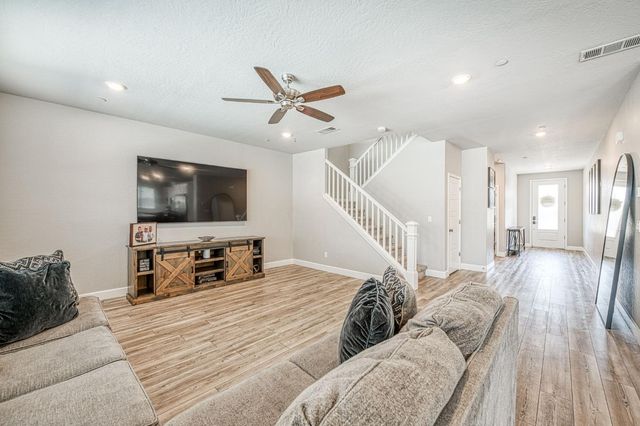 697 Expedition Way, Madera, CA 93636