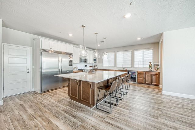 697 Expedition Way, Madera, CA 93636