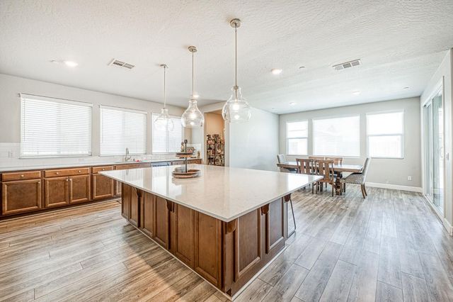 697 Expedition Way, Madera, CA 93636