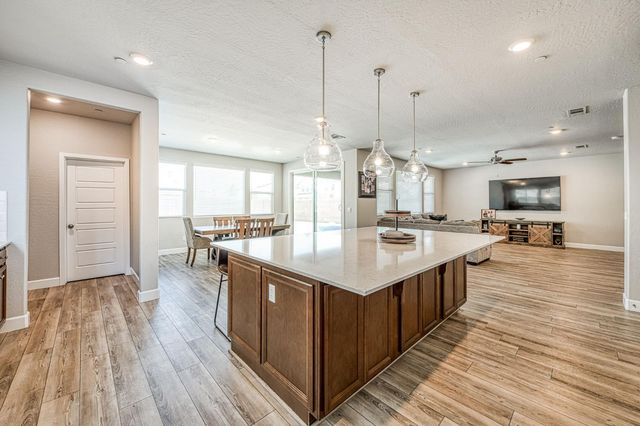 697 Expedition Way, Madera, CA 93636