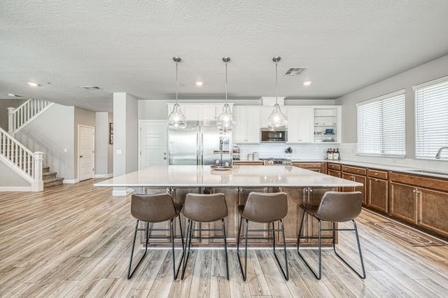 697 Expedition Way, Madera, CA 93636