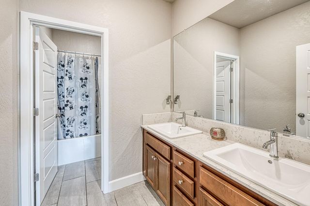 697 Expedition Way, Madera, CA 93636