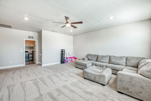 697 Expedition Way, Madera, CA 93636