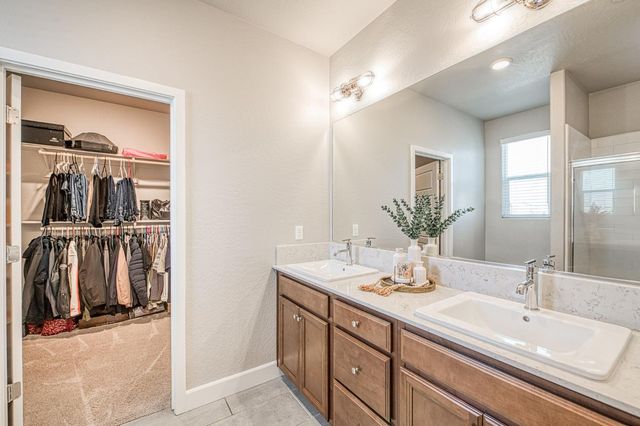697 Expedition Way, Madera, CA 93636