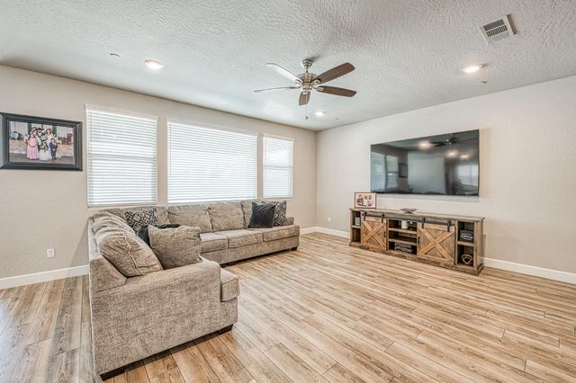 697 Expedition Way, Madera, CA 93636