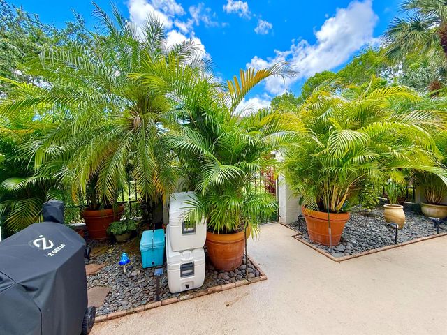 359 Prestwick Circle 2, Palm Beach Gardens, FL 33418