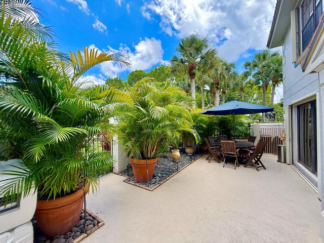 359 Prestwick Circle 2, Palm Beach Gardens, FL 33418