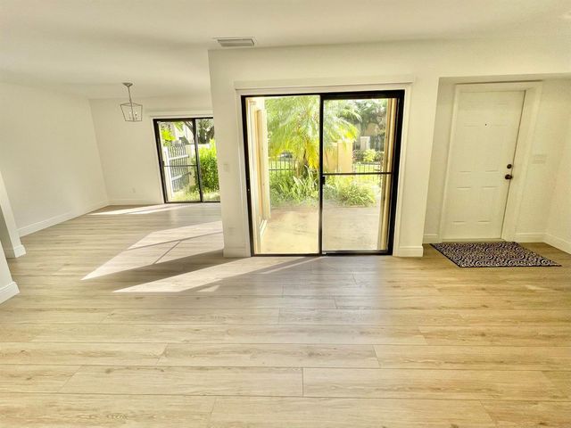 359 Prestwick Circle 2, Palm Beach Gardens, FL 33418