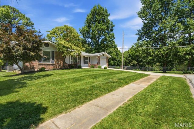 893 Oklahoma Avenue, Ballwin, MO 63021