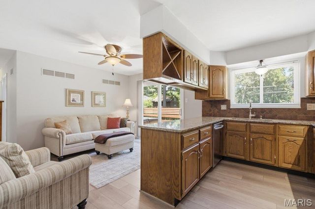 893 Oklahoma Avenue, Ballwin, MO 63021