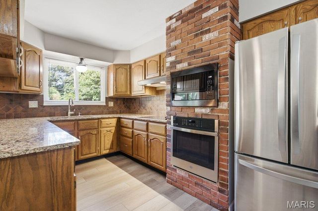 893 Oklahoma Avenue, Ballwin, MO 63021