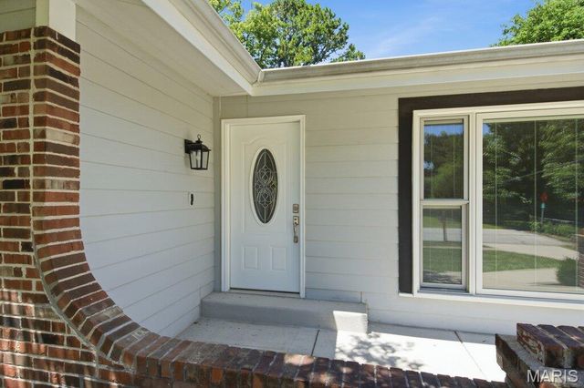 893 Oklahoma Avenue, Ballwin, MO 63021
