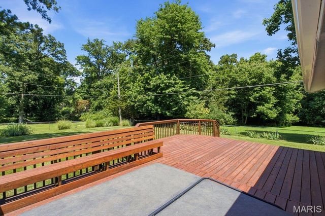 893 Oklahoma Avenue, Ballwin, MO 63021