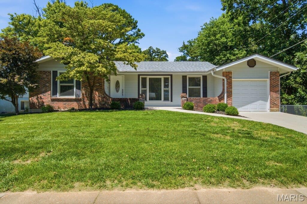 893 Oklahoma Avenue, Ballwin, MO 63021