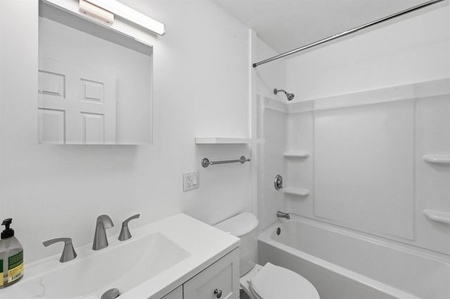 100 Kennedy Dr Apt 39, South Burlington, VT 05403