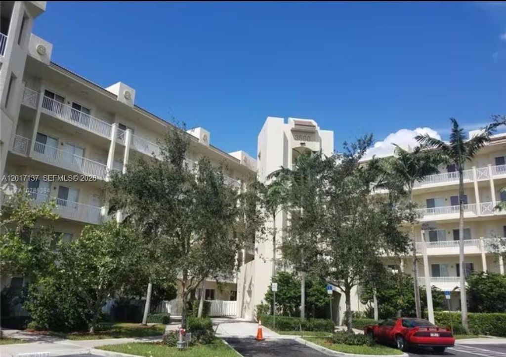 3500 Oaks Clubhouse Drive 211, Pompano Beach, FL 33069