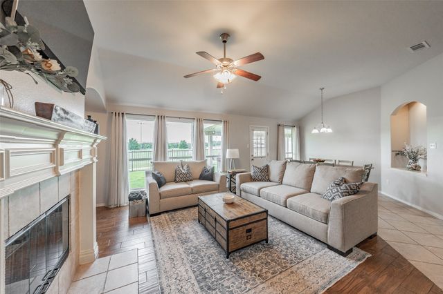 245 Cedar Crest Drive, Justin, TX 76247