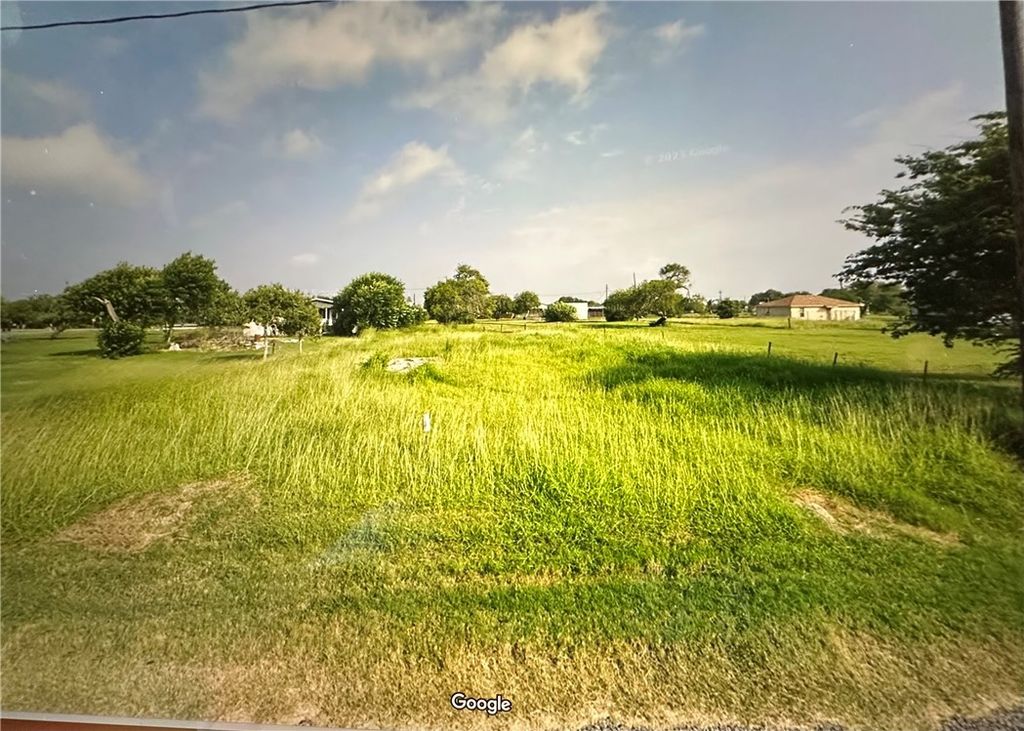 509 1st St, Bayside, TX 78340