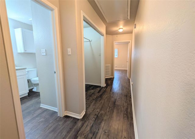 8816 Schick RD D, Austin, TX 78729